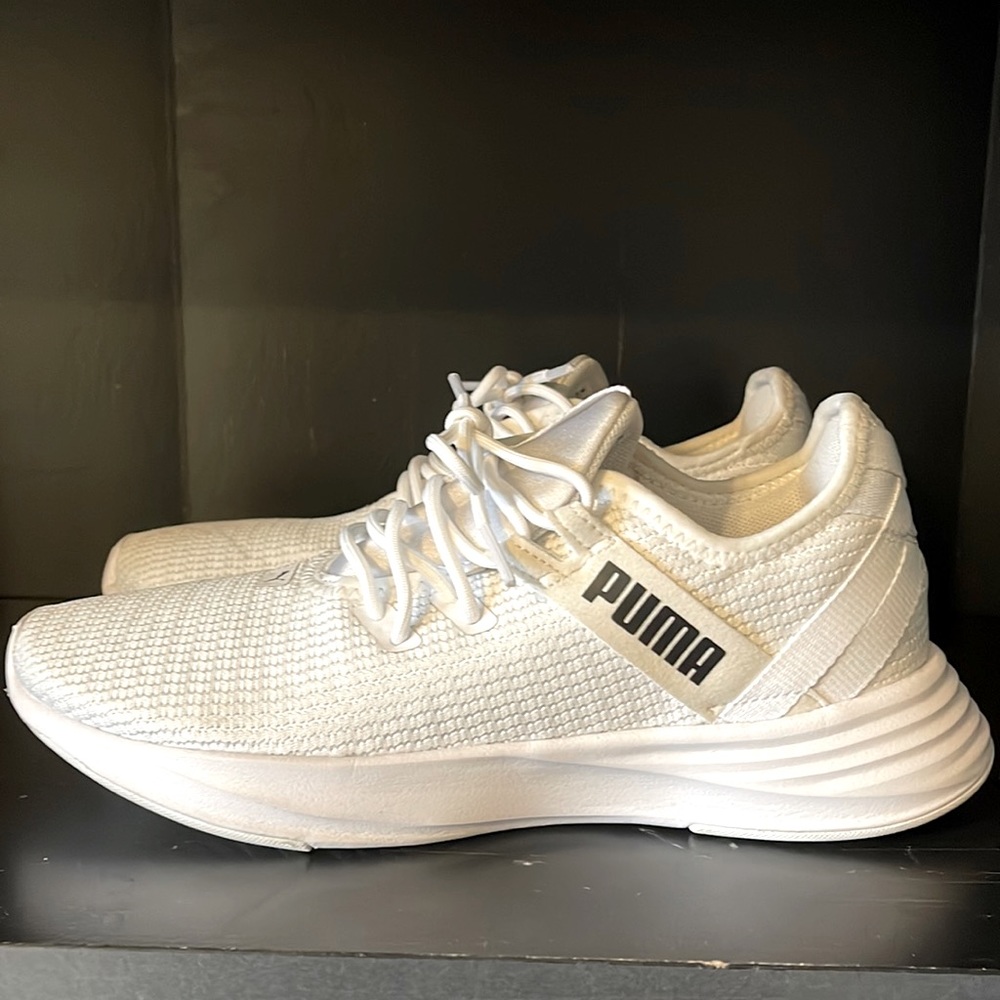 Puma Athletic Shoes in White, Size 7